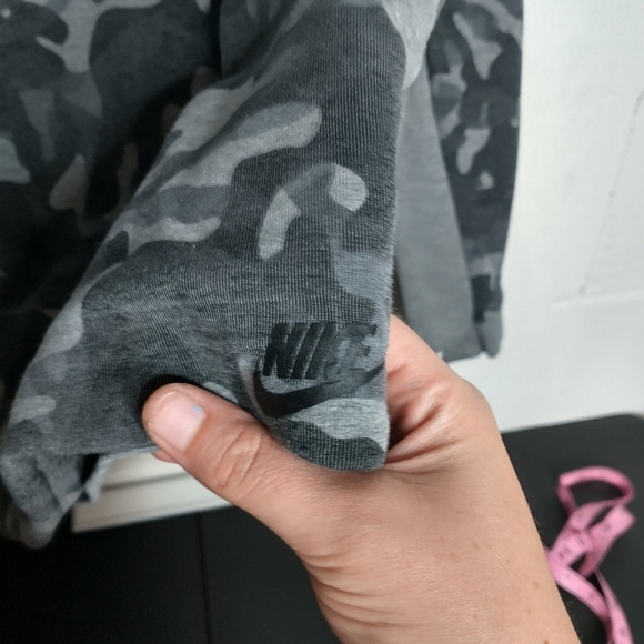 Nike Camo Cropped Sweatshirt, size L - Picture 2 of 7